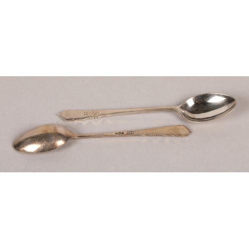 195 - Twelve Mappin and Webb silver tea spoons and tongs in Mappin and Webb case