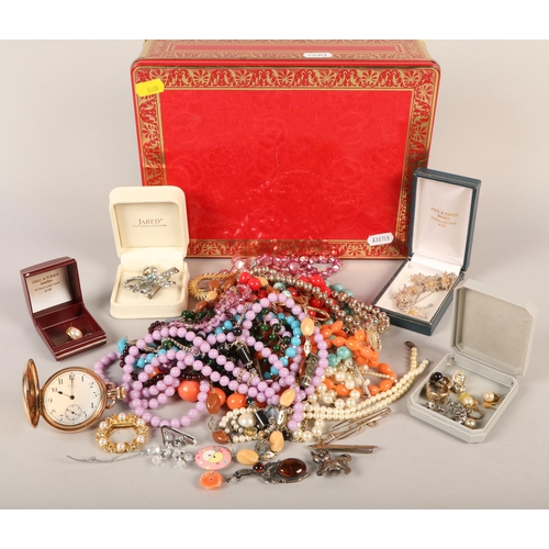 323 - Large quantity of costume jewellery including beads, earrings, necklaces, etc