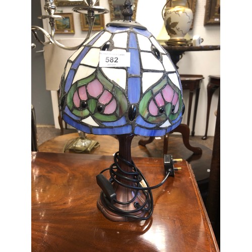 582 - Small Tiffany-style table lamp