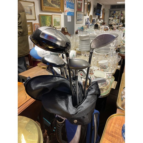 511 - Callaway golf bag with assorted golf clubs