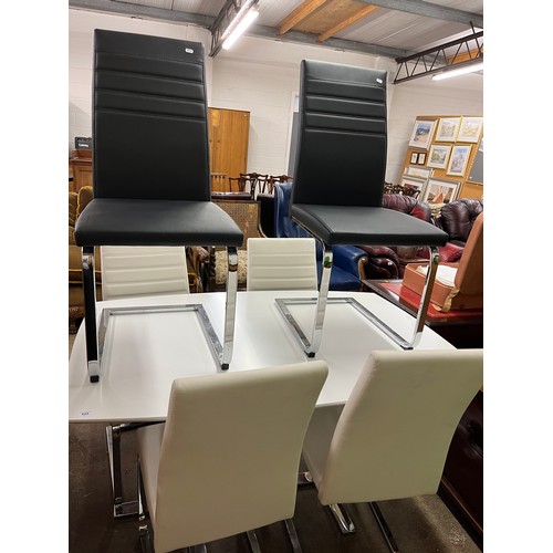 664 - Contemporary white dining table 137 x 190 cm with four white and two black upholstered chairs (7)