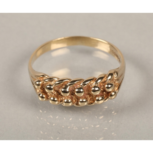 129 - 9 ct gold ring . ring size s/t4 grams