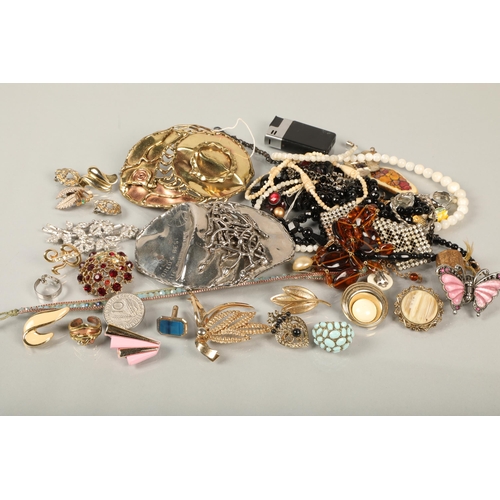 142 - Quantity of costume jewellery