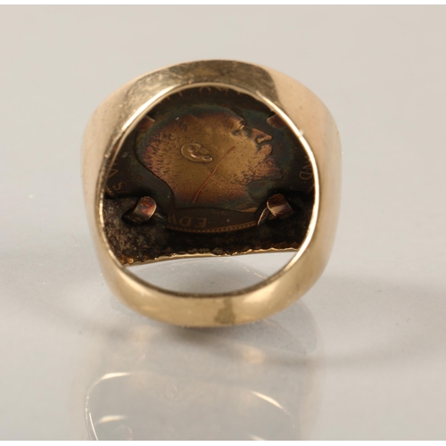 58 - 9 ct Gold mounted half Sovereign ring, 1904total weight 8.3 grams