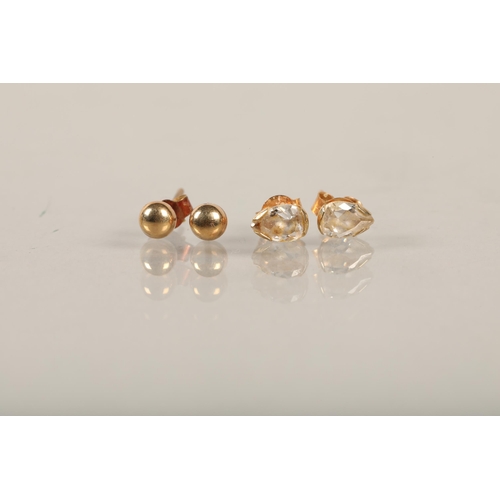 75 - Two pairs of 9 ct gold earrings  (2)