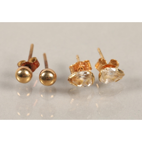 75 - Two pairs of 9 ct gold earrings  (2)