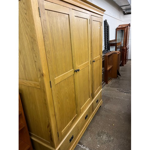 661 - Contemporary oak three door wardrobe, 166 x 58 x 196 cm