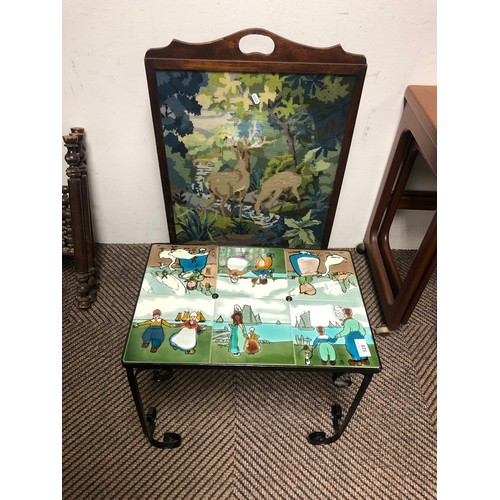 528 - Cast iron table with top composed of decorative Dutch-style tiles and fire screen (2)