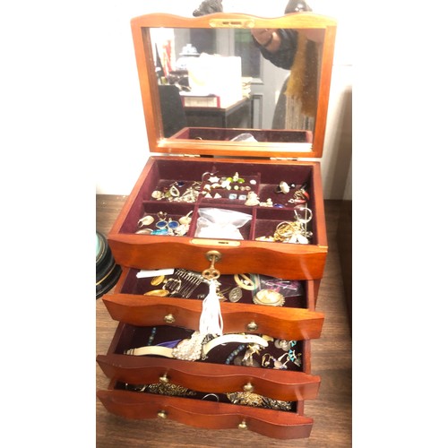 243 - Small mahogany chest containing costume jewellery such as brooches, earrings, rings, etc