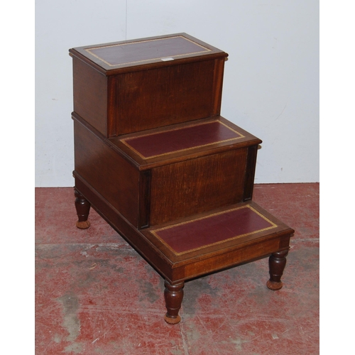 423 - Set of Victorian mahogany library steps with later tooled insets to each step, on turned feet, 68cm ... 