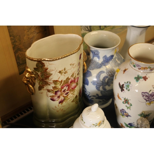 19 - Vases to include a Franklin Mint Vase of a Hundred Butterflies, 30cm high, an Aynsley jar and cover,... 