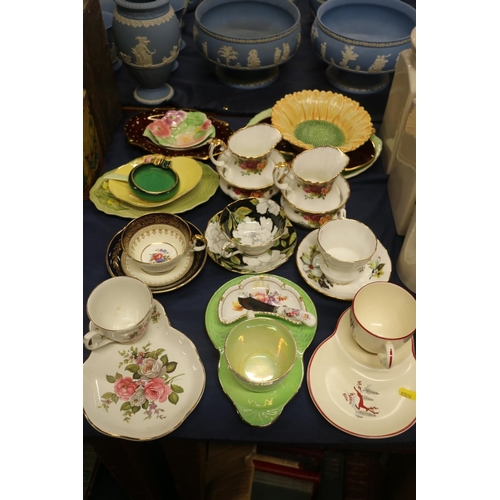 53 - Cabinet cups to include Crown Devon Stockholm, a breakfast set, Carlton ware to include Vert Royale,... 