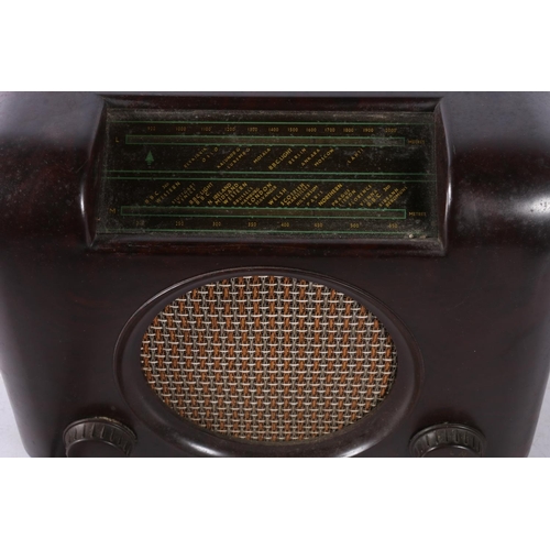 55 - Vintage Bakelite Bush radio.