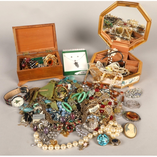 138 - Assortment of costume jewellery