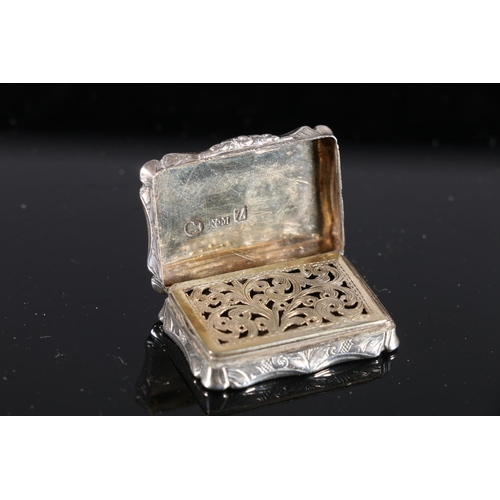 109 - Victorian antique parcel gilt silver vinaigrette of rectangular form with serpentine edge having all... 