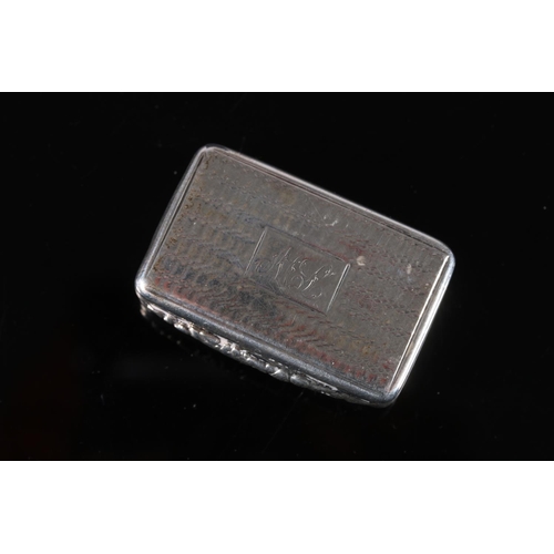 117 - William IV antique silver vinaigrette or rectangular form with rounded corners, the top and bottom s... 