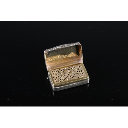 117 - William IV antique silver vinaigrette or rectangular form with rounded corners, the top and bottom s... 