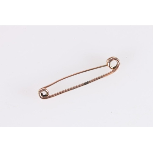 519 - Unmarked yellow metal safety pin, 3.4g