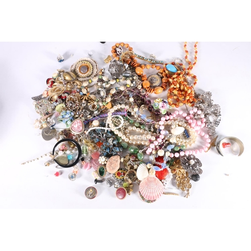 541 - Costume jewellery incl. beaded necklaces, brooches, bangles etc. (qty)