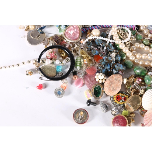 541 - Costume jewellery incl. beaded necklaces, brooches, bangles etc. (qty)