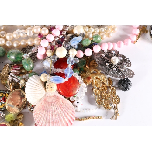 541 - Costume jewellery incl. beaded necklaces, brooches, bangles etc. (qty)