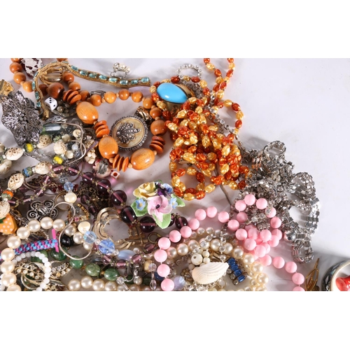 541 - Costume jewellery incl. beaded necklaces, brooches, bangles etc. (qty)