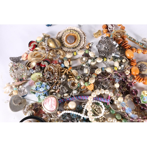 541 - Costume jewellery incl. beaded necklaces, brooches, bangles etc. (qty)