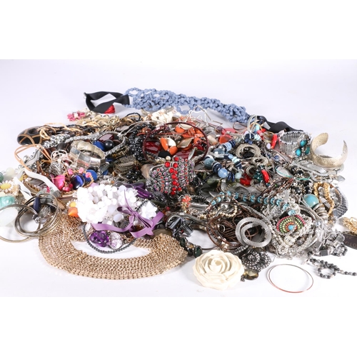 542 - Costume jewellery incl. beaded necklaces, bangles etc. (qty).