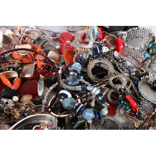 542 - Costume jewellery incl. beaded necklaces, bangles etc. (qty).