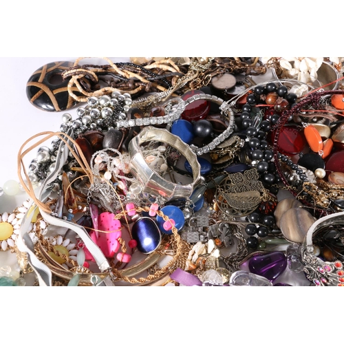 542 - Costume jewellery incl. beaded necklaces, bangles etc. (qty).