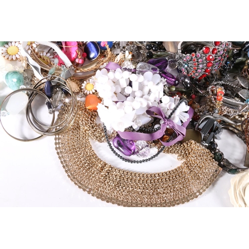 542 - Costume jewellery incl. beaded necklaces, bangles etc. (qty).