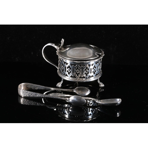 572 - George V silver mustard pot with hinged lid, C scroll handle, with interior blue glass liner on thre... 