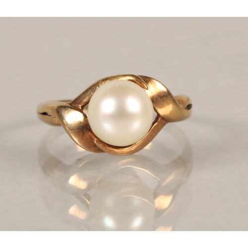 99 - Yellow metal ring with pearl, size G/H