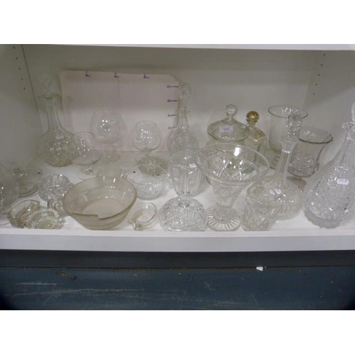 117 - Glassware to include rinsing bowl, brandy balloons, gilt French-style decanter and stopper, Mary Gre... 