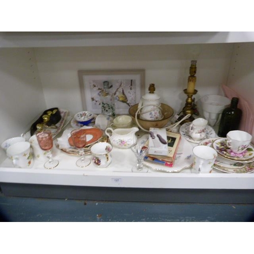 127 - Assorted teawares to include Aynsley cabinet cups and saucers, Rosina, Royal Albert, Gordon's London... 