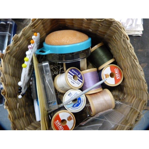 167 - Spools of thread in a wicker box and a small group of 7in vinyl records.