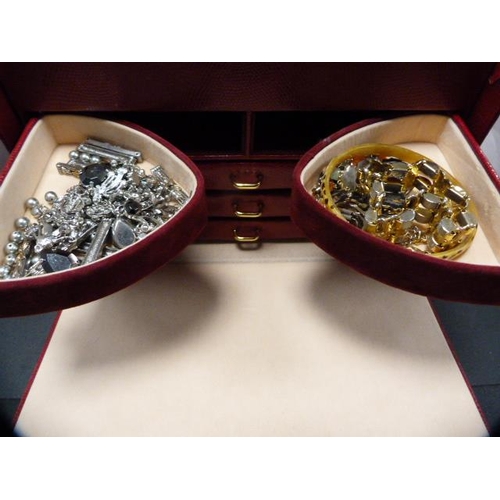 199 - Jewellery box containing a large quantity of costume jewellery to include earrings, bracelets, chain... 