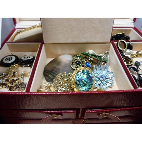 199 - Jewellery box containing a large quantity of costume jewellery to include earrings, bracelets, chain... 