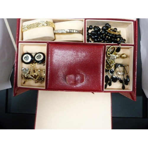 199 - Jewellery box containing a large quantity of costume jewellery to include earrings, bracelets, chain... 