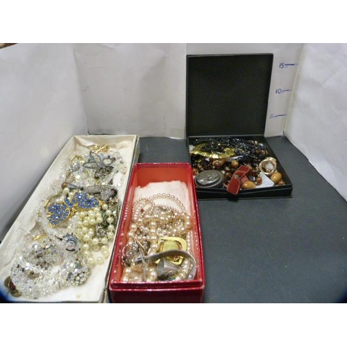 200 - Costume jewellery to include brooches, necklaces, synthetic pearls, cameo-type pendant etc., also fa... 