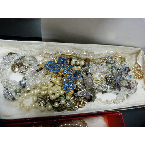 200 - Costume jewellery to include brooches, necklaces, synthetic pearls, cameo-type pendant etc., also fa... 