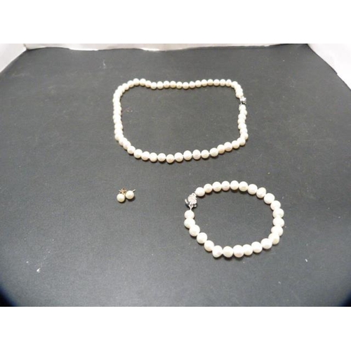 202 - Cultured pearl necklace with matching bracelet and earrings.