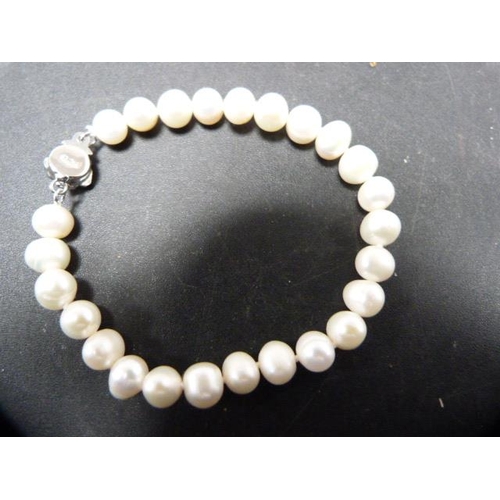 202 - Cultured pearl necklace with matching bracelet and earrings.