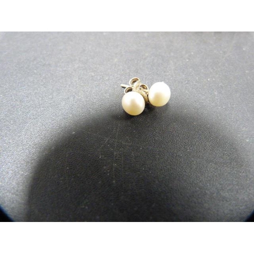 202 - Cultured pearl necklace with matching bracelet and earrings.