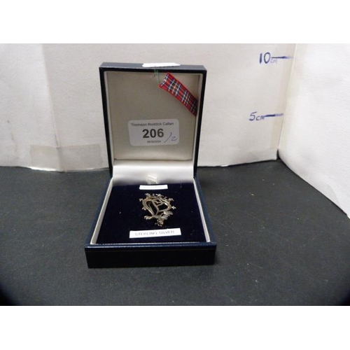 206 - 9ct gold lady's ring, 0.96g, and a sterling silver luckenbooth brooch, boxed.  (2)