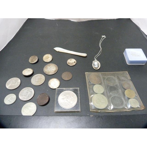 222 - Miscellaneous coinage, mainly Queen Elizabeth II, also badges, commemorative coin, costume cameo pen... 