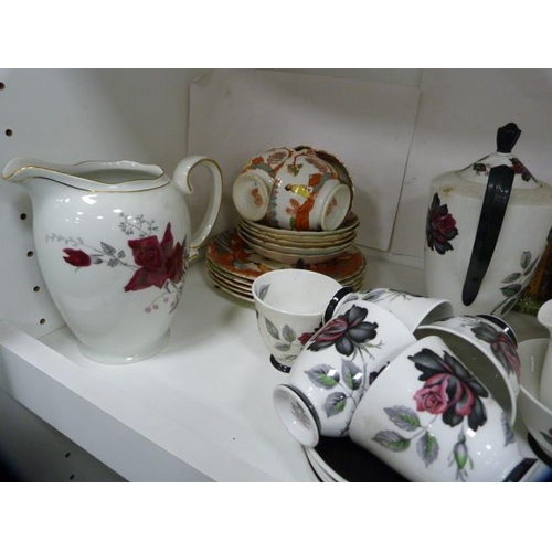 92 - Tea and coffee wares to include Royal Albert 'Masquerade' part coffee set, hunting teapot, Colclough... 