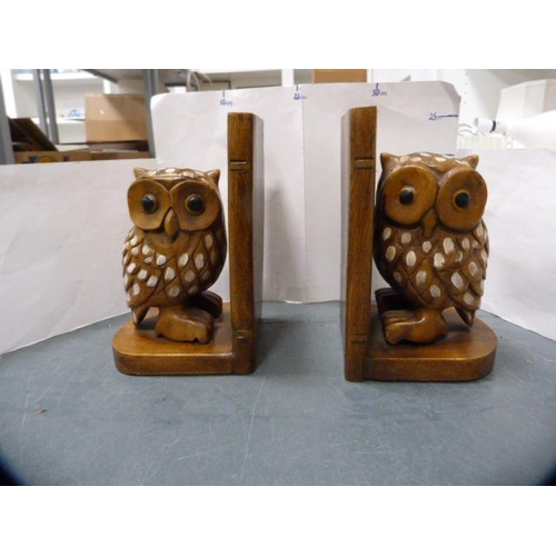 93 - Pair of owl bookends, Indian-style tables, bird ornaments, bowls, art pottery clay bust etc (one she... 