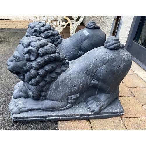 495 - Pair of concrete Lions, 38 cm high, 58 cm long