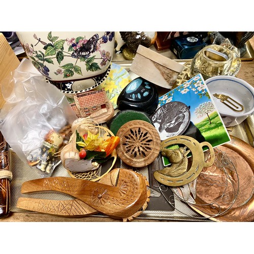 286 - Miscellaneous ephemera to include decorative pocket knife, case of four Italla jigger glasses, etc